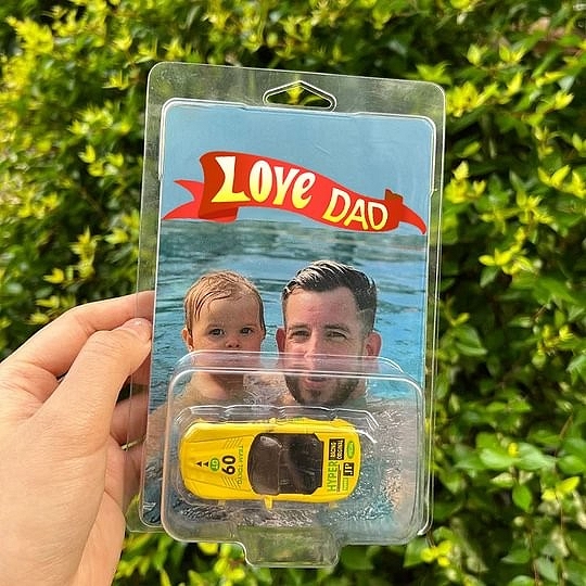 Einzigartiges Vatertagsgeschenk: Auto mit Papas Namen und Stil