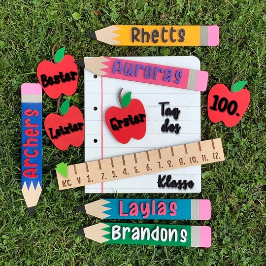 Erster Schultag Tafel Foto Requisite – Personalisierbares Schild mit Stift und Lineal