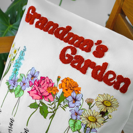 Personalisiertes Muttertagsgeschenk Nadelkissen Nana’s Garten – Kissen mit Gartennamen und Geburtsblume