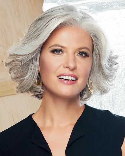 Short Silver Grey Synthetic Wig – Voluminous Layered Wig with Flipped Ends for Women