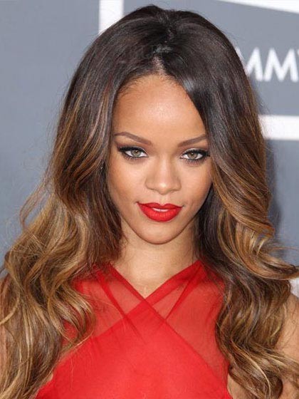 Rihanna Blendende Handgebundene Lange Wellige Perücke